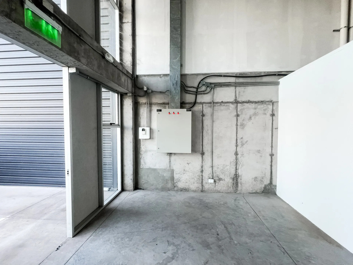 Arriendo Galp&oacute;n Showroom Frente A La Radial