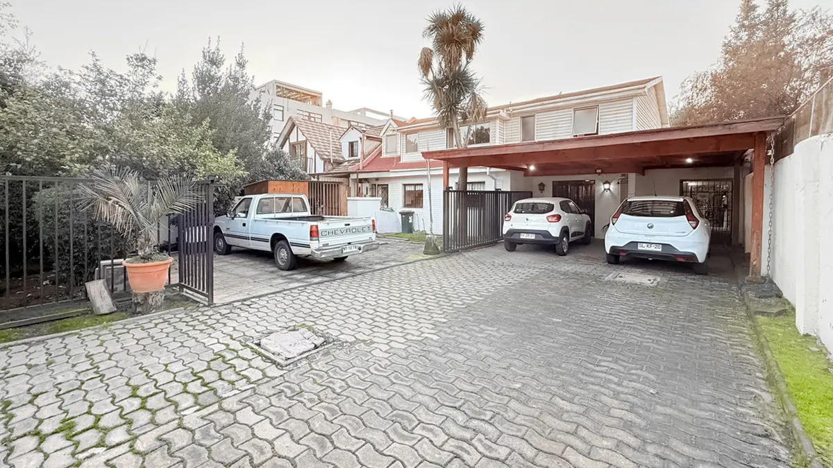 Venta Casa con Caba&ntilde;a Independiente 4D y 4B Piscina. La Reina, Sim&oacute;n Bol&iacute;var