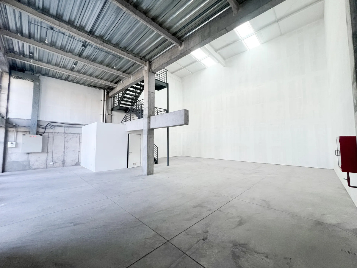 Arriendo Galp&oacute;n Showroom Frente A La Radial