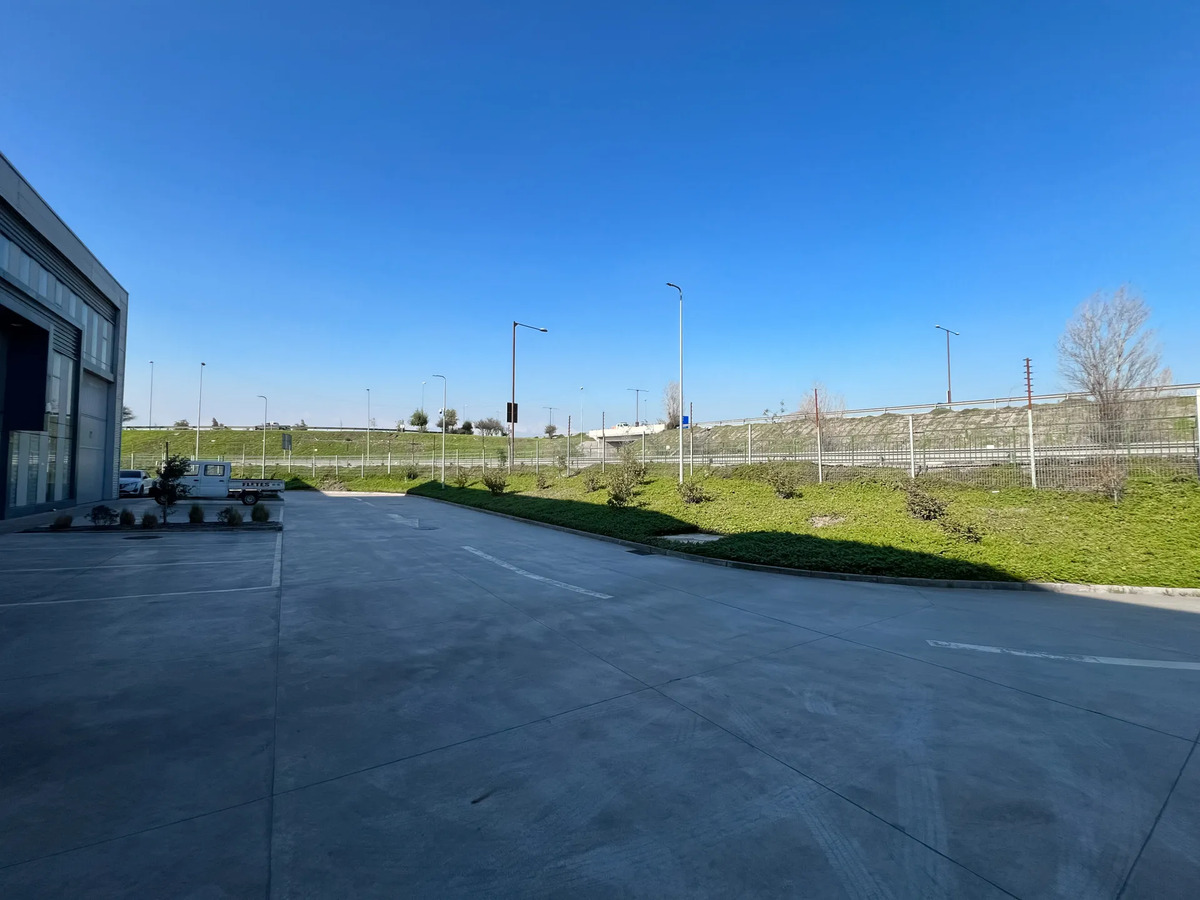 Arriendo Galp&oacute;n Showroom Frente A La Radial