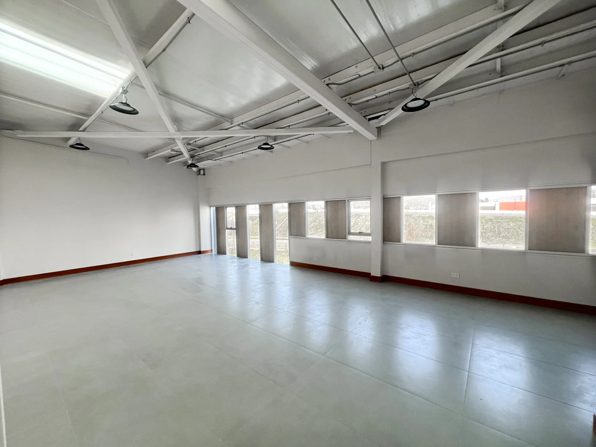 Arriendo Galp&oacute;n Showroom Frente A La Radial