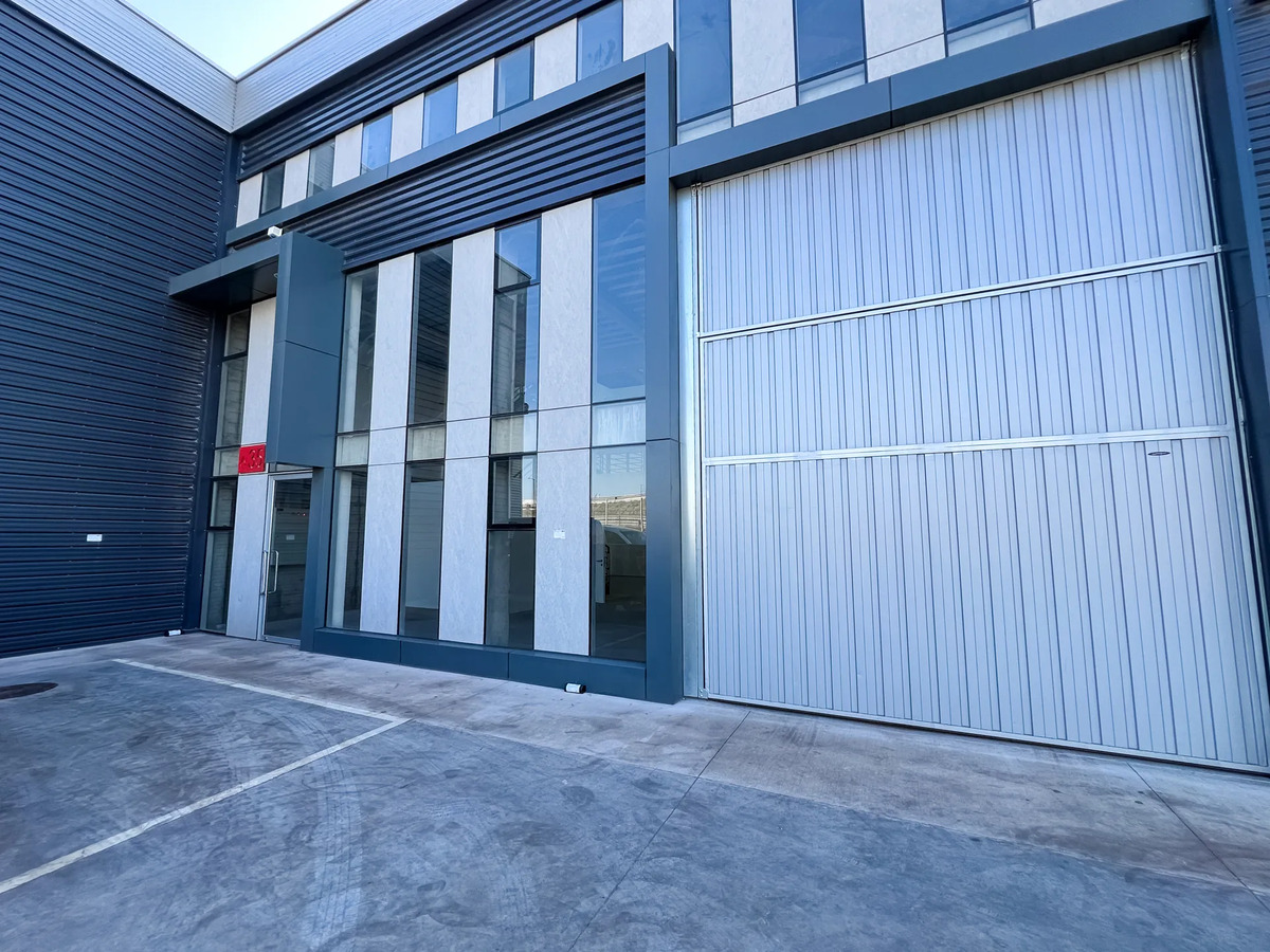 Arriendo Galp&oacute;n Showroom Frente A La Radial