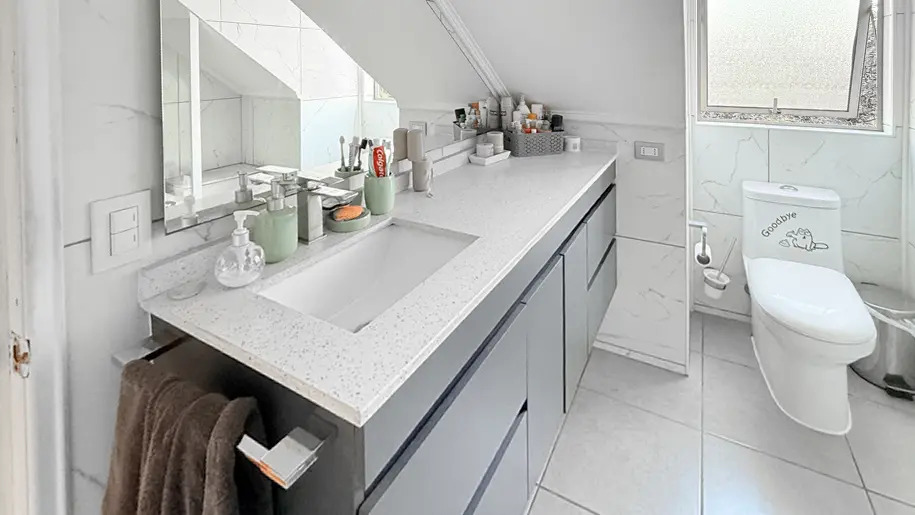 Venta Casa con Caba&ntilde;a Independiente 4D y 4B Piscina. La Reina, Sim&oacute;n Bol&iacute;var