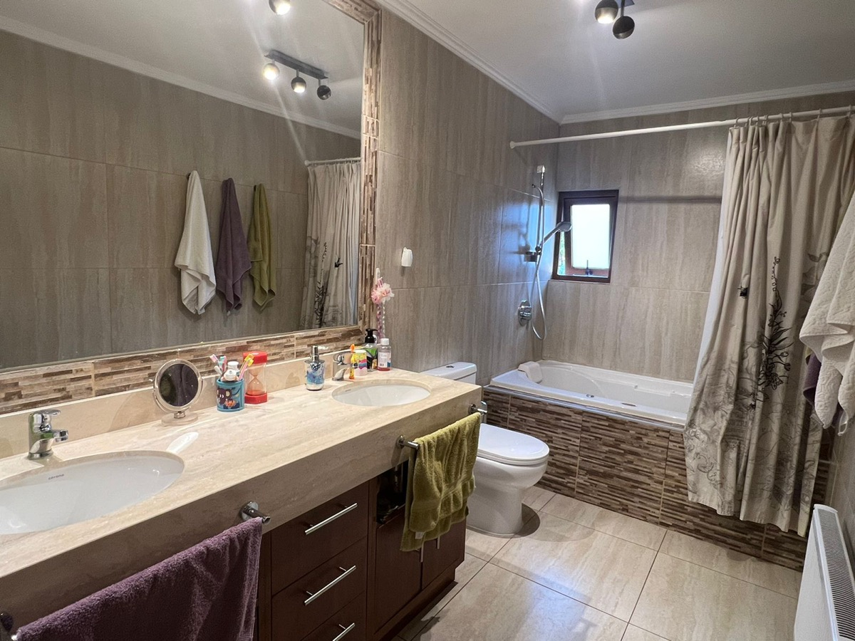 Venta Casa NO 3D en suite Walk-in cl&oacute;set 4B 4E 1B Chicureo - Colina