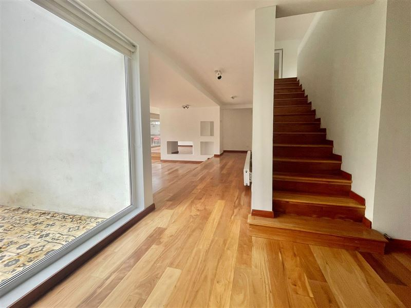 Arriendo Casa NorOriente-Poniente 6D 4B 2E 1B Borde R&iacute;o - Casa Piedra - Vitacura