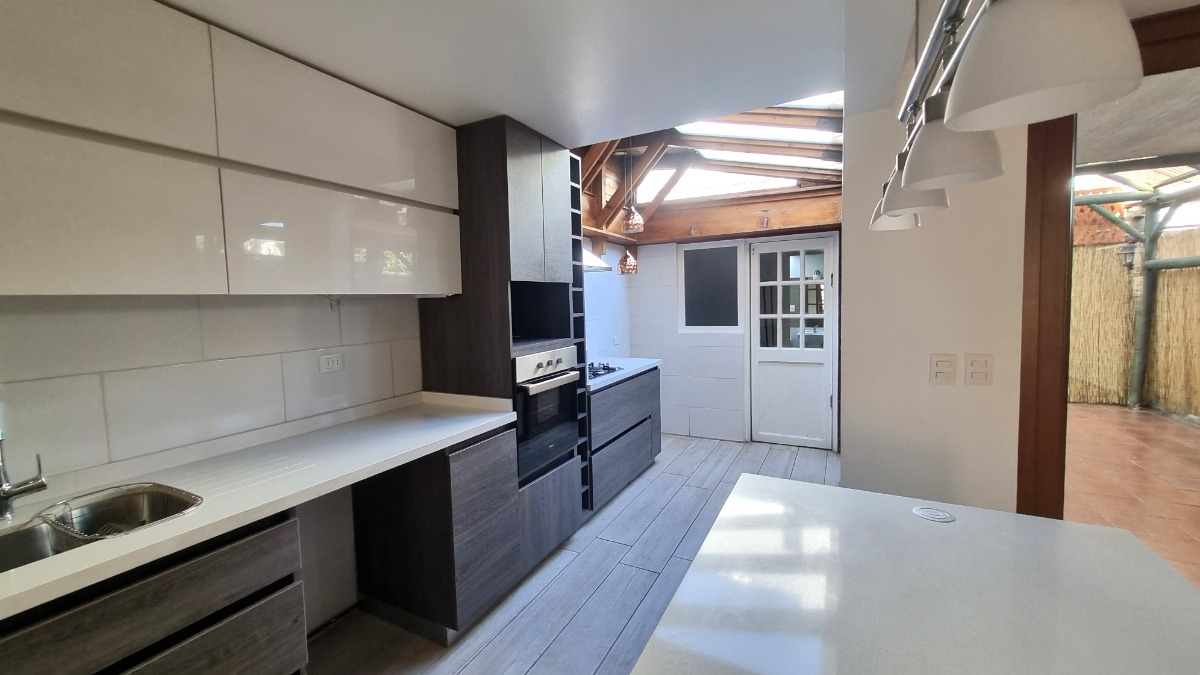 Arriendo Casa P 5D en suite Walk-in cl&oacute;set 4B 1E Carlos Ossand&oacute;n - La Reina