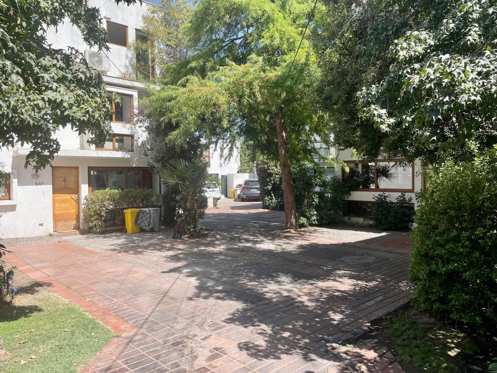 Arriendo Casa NO 5D en suite 3B 1E 1B Los Dominicos - Las Condes
