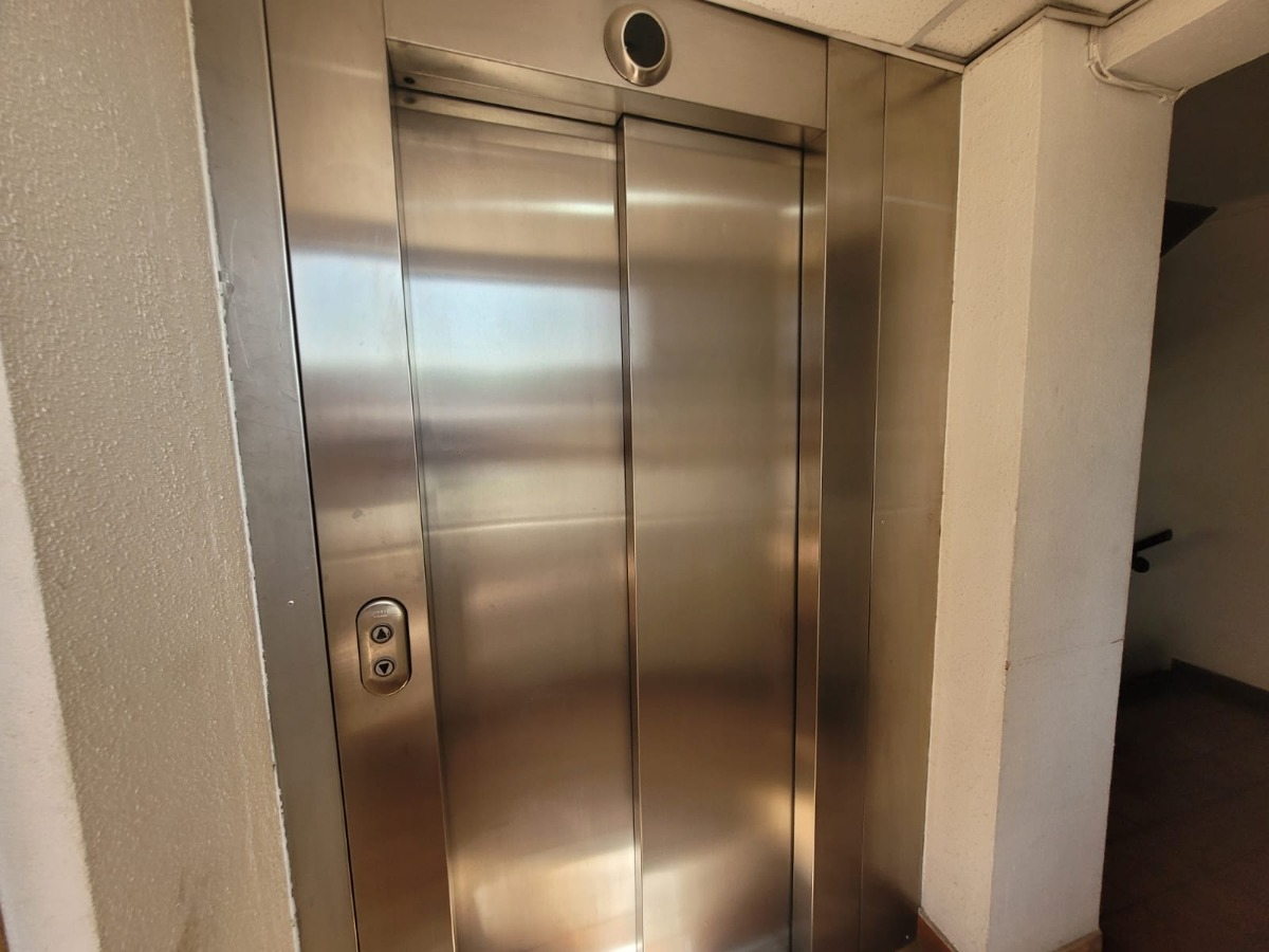 Bodega Industrial Con Edificio De Oficinas De Cuatro Planta.