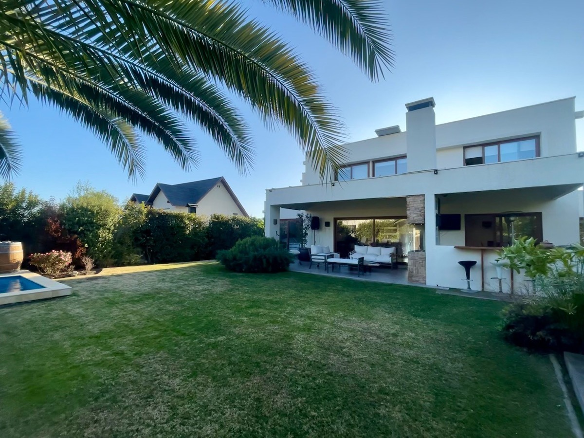 Venta Casa O 5D en suite Walk-in cl&oacute;set 5B 2E 2B Chicureo - Colina