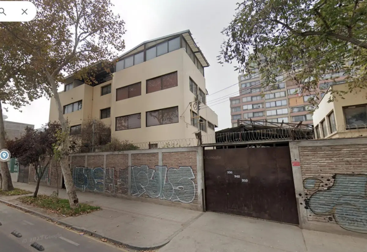 Bodega Industrial Con Edificio De Oficinas De Cuatro Planta.