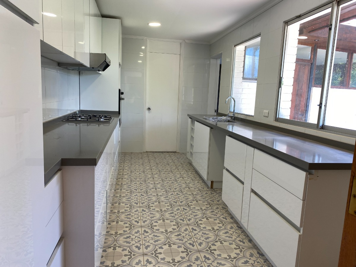 Arriendo Casa 4D en suite Walk-in cl&oacute;set 4B 2E 1B San Carlos de Apoquindo - Las Condes
