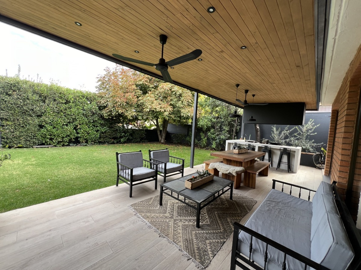 Venta Casa NP 6D en suite Walk-in cl&oacute;set 4B 2E 2B San Carlos de Apoquindo - Las Condes