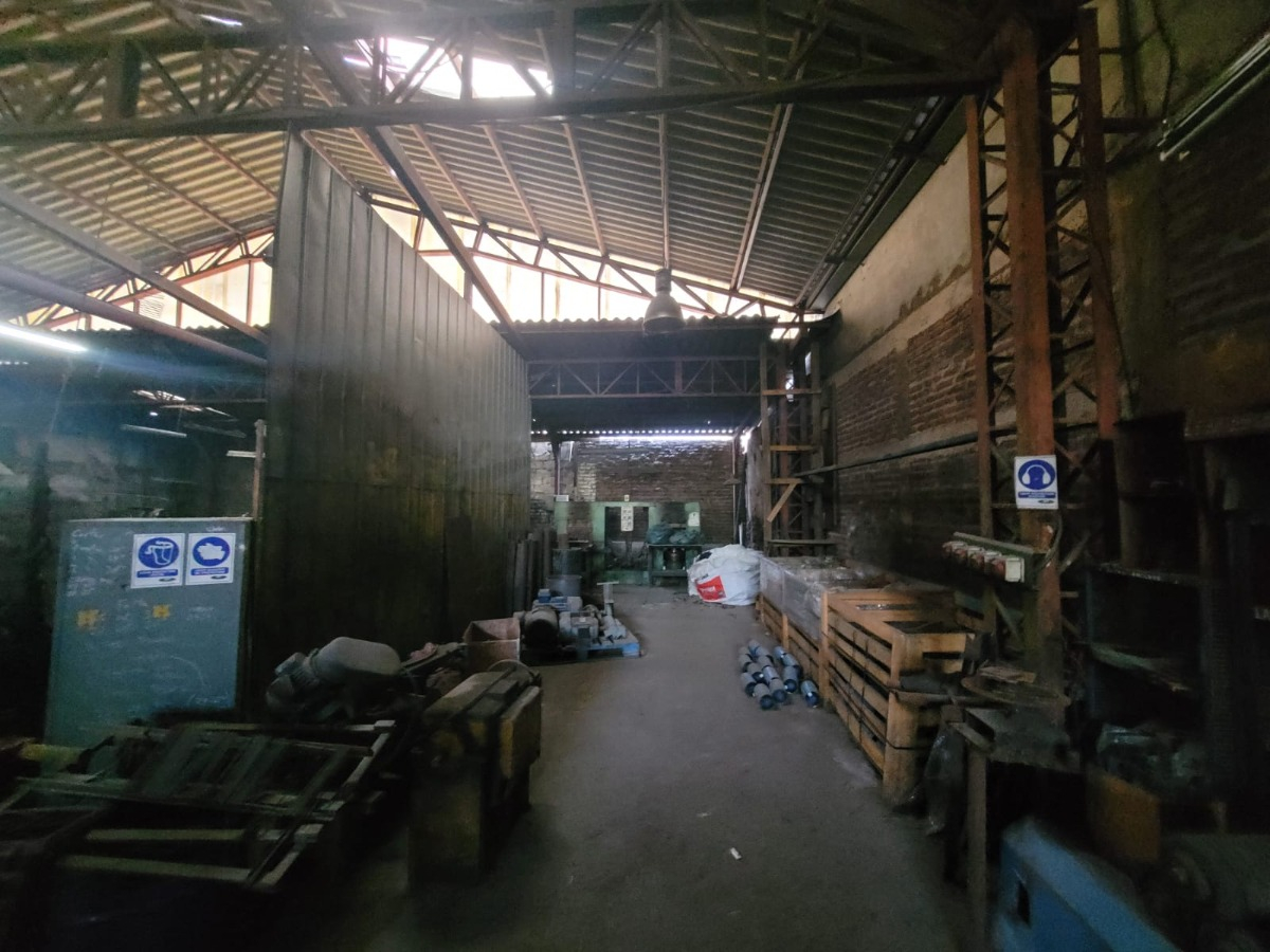 Bodega Industrial Con Edificio De Oficinas De Cuatro Planta.