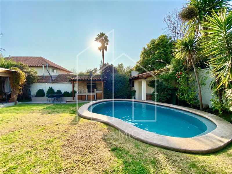 Venta Casa Nor-Oriente 4D en suite Walk-in cl&oacute;set 3B 2E 1B San Carlos de Apoquindo - Las Condes