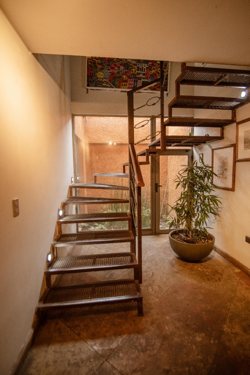 Venta Casa NO 5D en suite Walk-in cl&oacute;set 5B 3E 4B Borde R&iacute;o - Casa Piedra - Vitacura