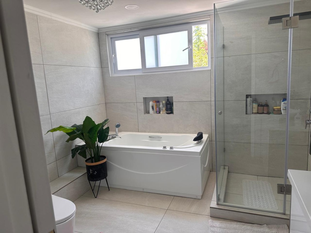 Arriendo Casa NO 4D en suite Walk-in cl&oacute;set 6B 3E 1B Los Dominicos - Las Condes