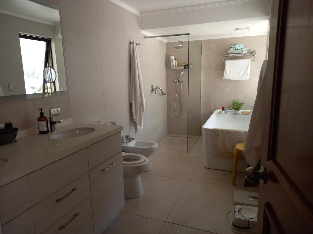 Venta Casa NP 6D en suite Walk-in cl&oacute;set 5B 4E 2B San Carlos de Apoquindo - Las Condes