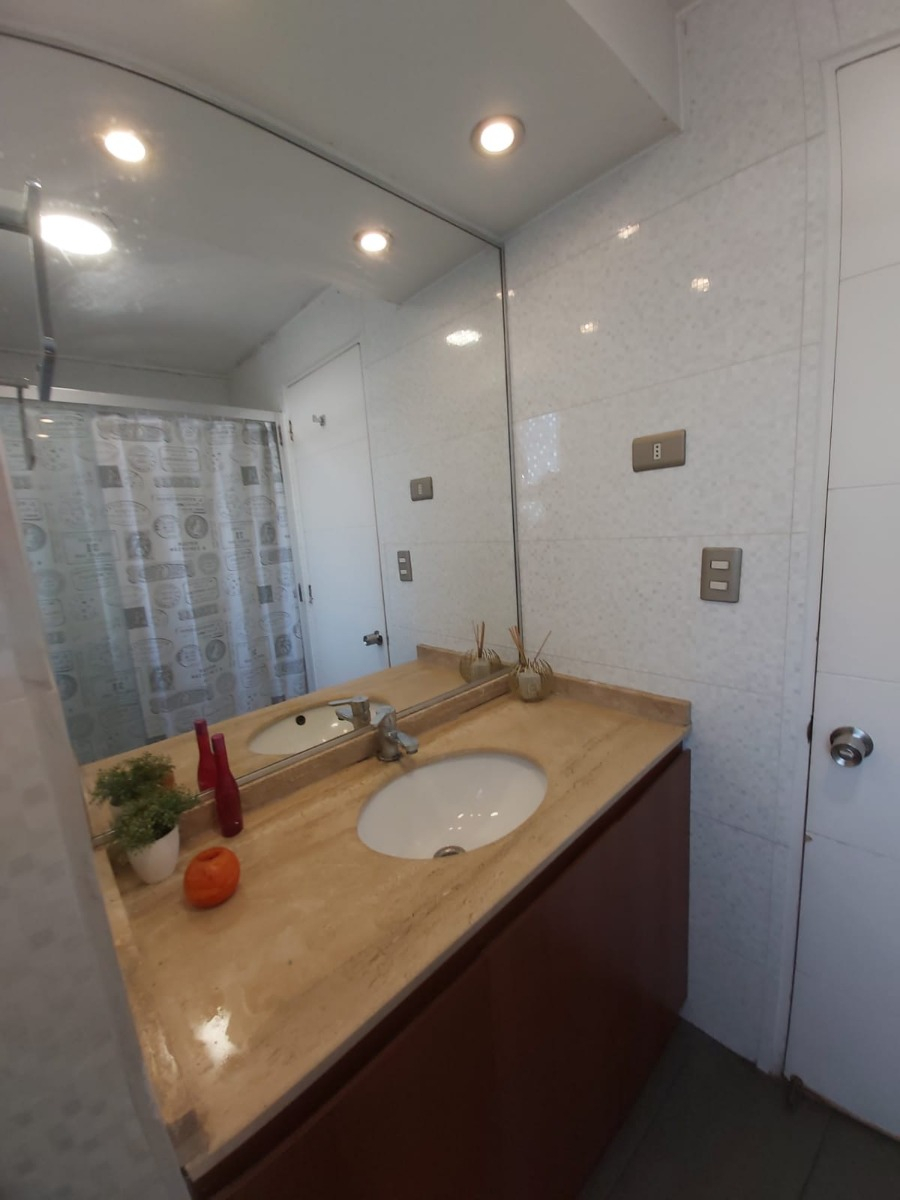 Arriendo Departamento S 2D en suite Walk-in cl&oacute;set 2B 1E Campus Oriente - Providencia