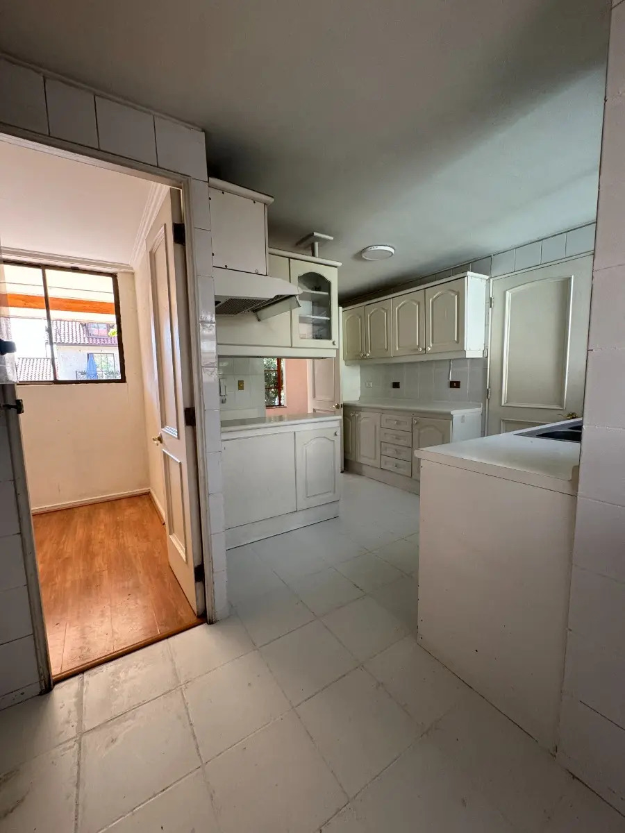 Arriendo Casa NO 4D en suite Walk-in cl&oacute;set 3B 1E San Carlos de Apoquindo - Las Condes