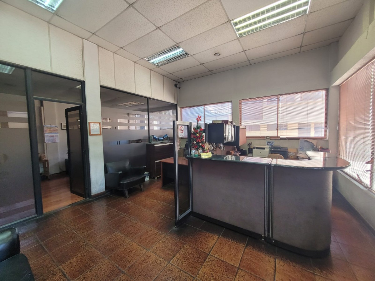 Bodega Industrial Con Edificio De Oficinas De Cuatro Planta.