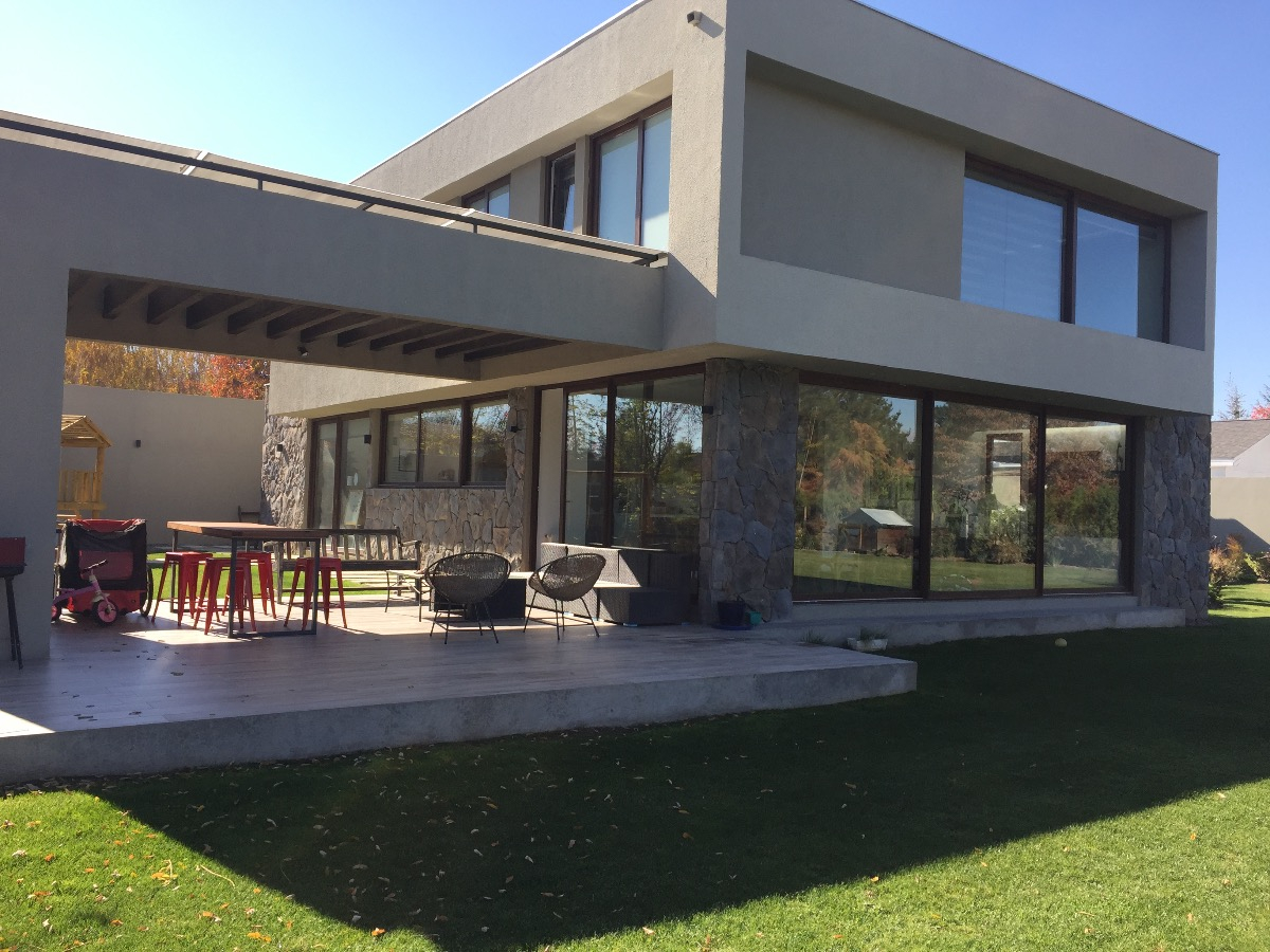 Venta Casa NOSP 4D en suite Walk-in cl&oacute;set 4B 4E 1B  - Requ&iacute;noa