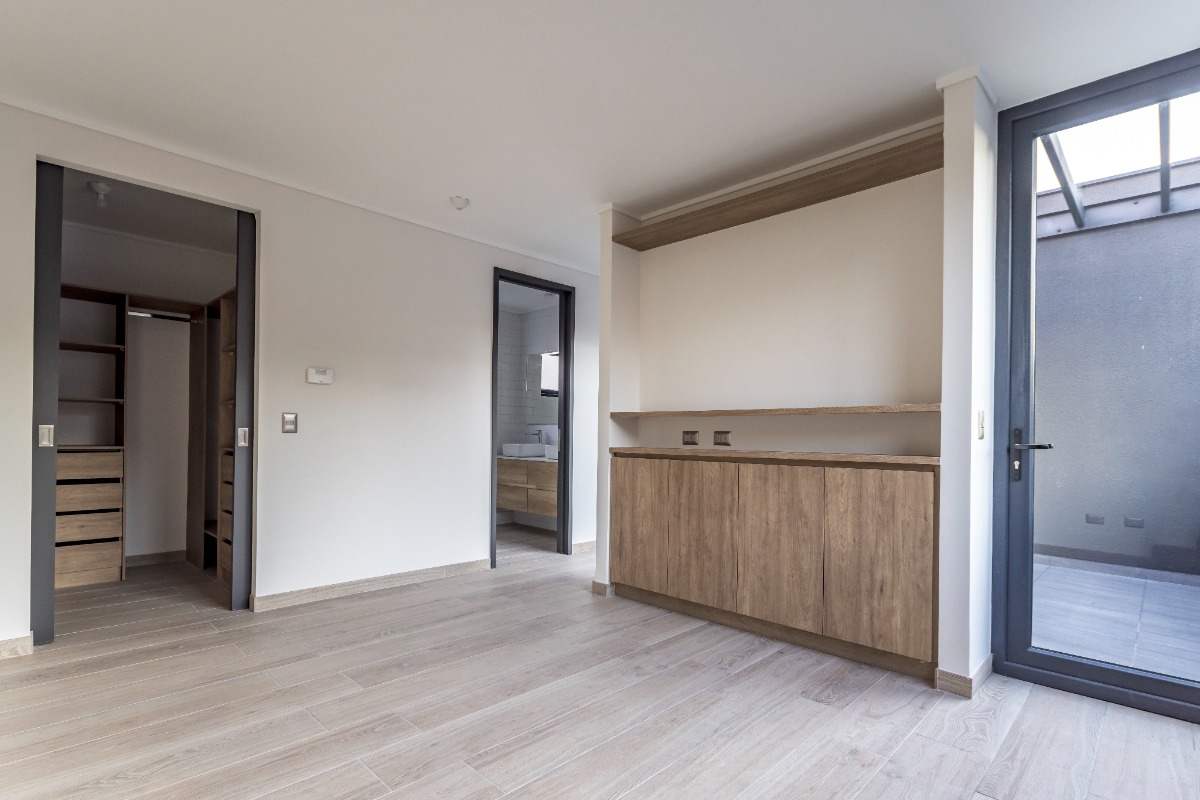 Arriendo Casa NO 6D en suite Walk-in cl&oacute;set 4B 2E 1B Barrio El Golf - Las Condes