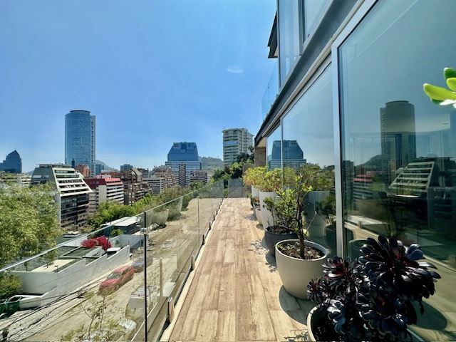 Venta Casa Oriente 4D 4B 3E Barrio El Golf - Las Condes