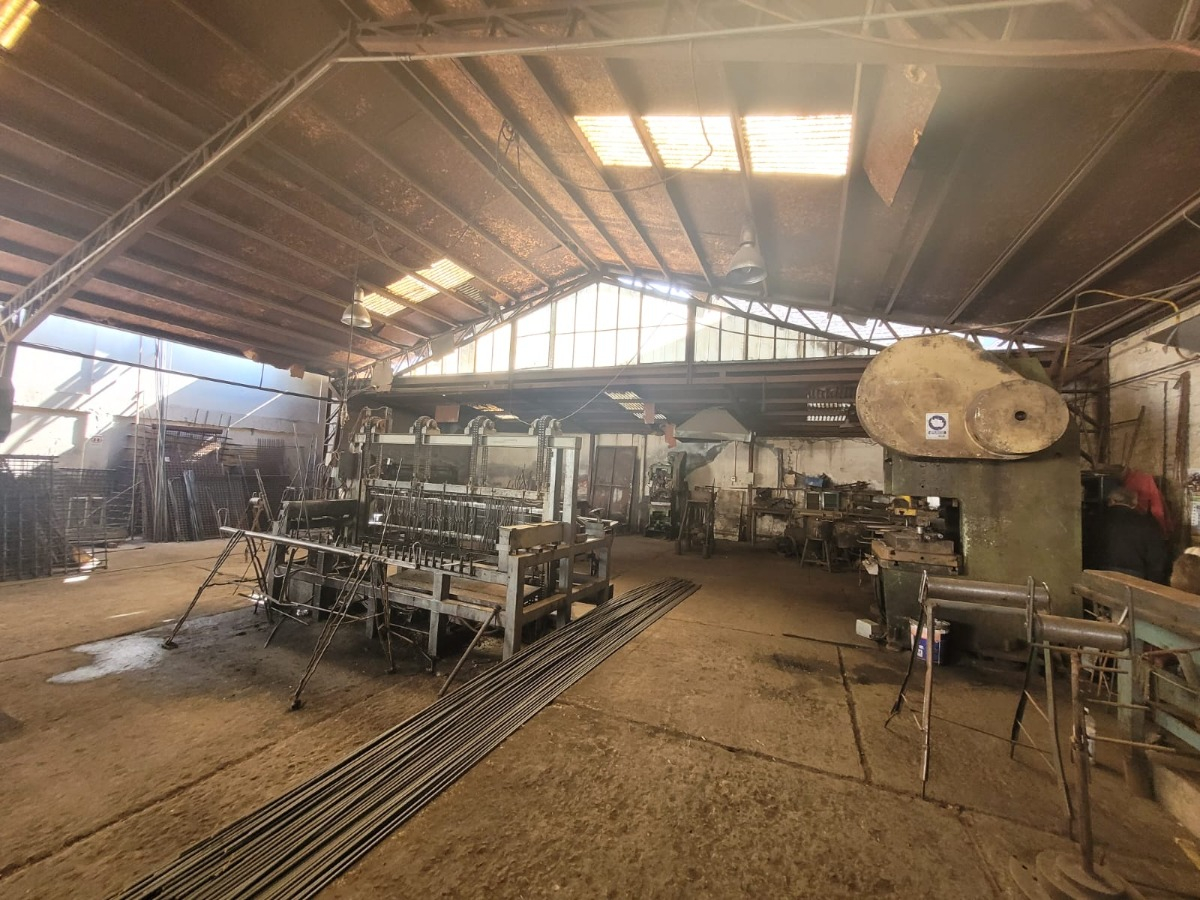 Bodega Industrial Con Edificio De Oficinas De Cuatro Planta.