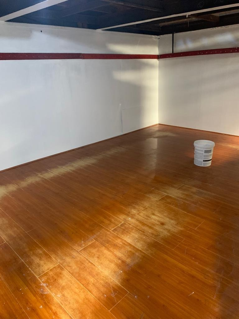 Galp&oacute;n De 600 Con Trif&aacute;sica Y Puente Gr&uacute;a Y 140 De Oficinas