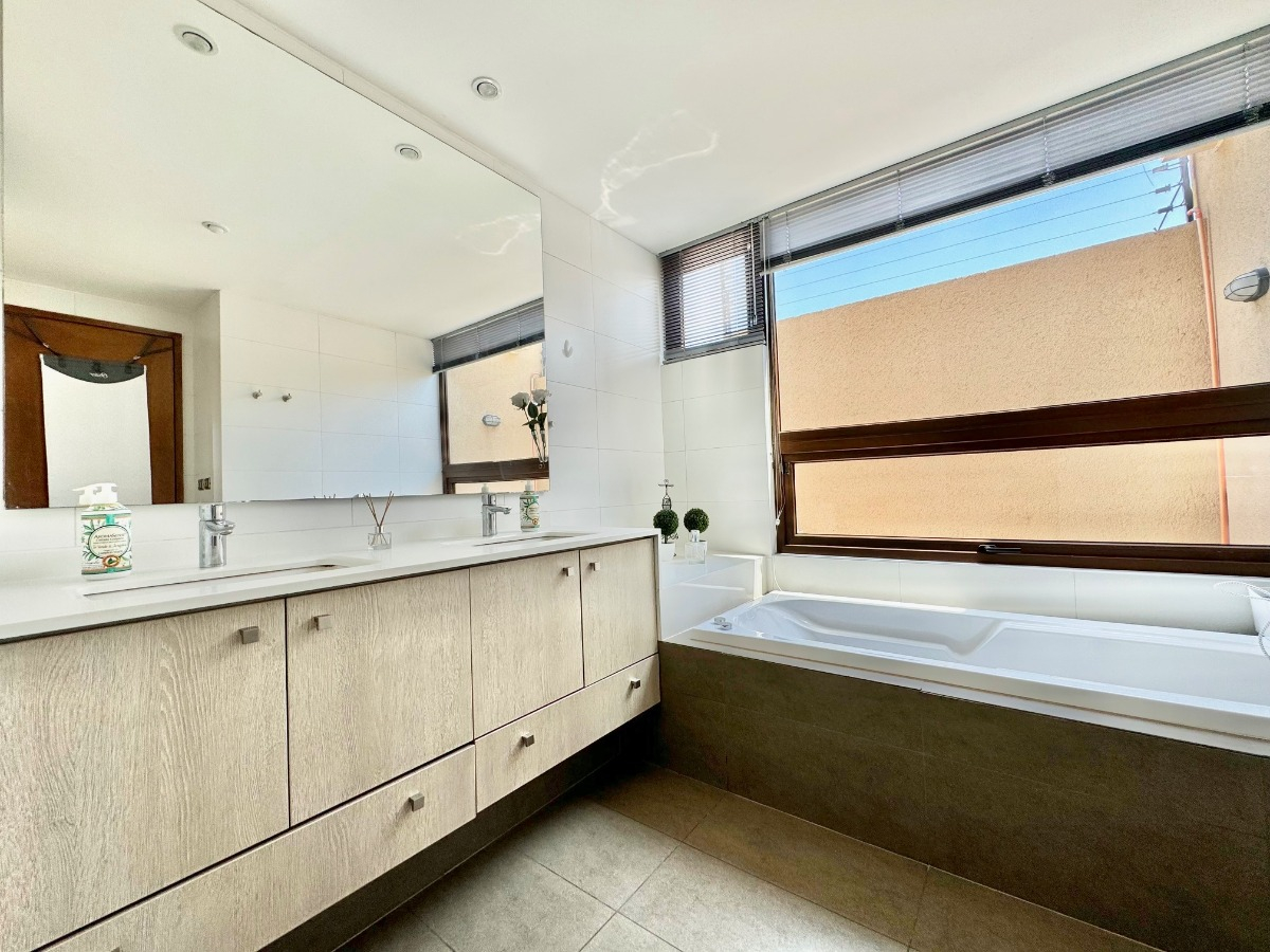 Venta Casa NO 4D en suite Walk-in cl&oacute;set 3B 2E 1B Los Trapenses - Lo Barnechea