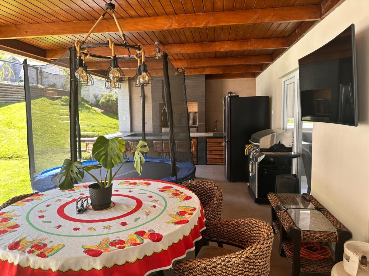 Arriendo Casa NO 4D en suite Walk-in cl&oacute;set 6B 3E 1B Los Dominicos - Las Condes