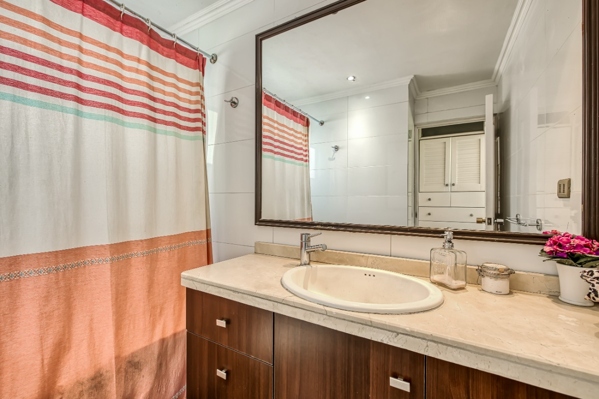 Venta Casa NO 5D en suite Walk-in cl&oacute;set 4B 2E Los Dominicos - Las Condes