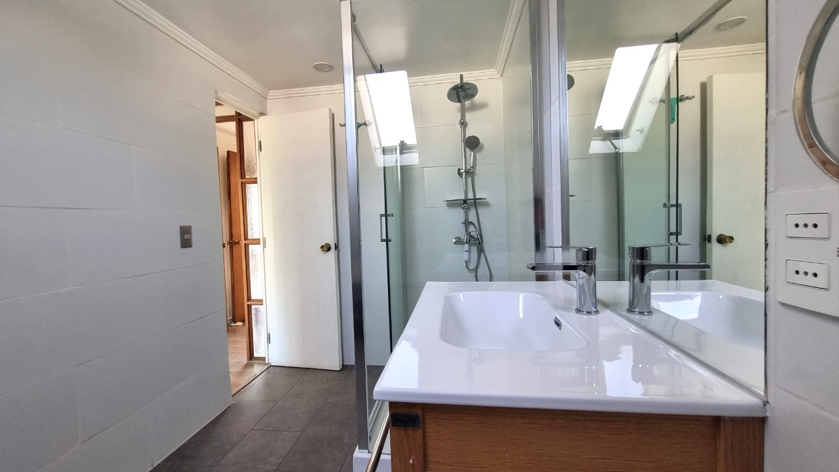 Arriendo Casa P 5D en suite Walk-in cl&oacute;set 4B 1E Carlos Ossand&oacute;n - La Reina