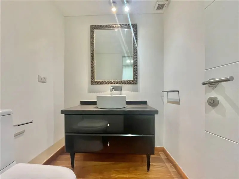 Arriendo Casa NorOriente-Poniente 6D 4B 2E 1B Borde R&iacute;o - Casa Piedra - Vitacura