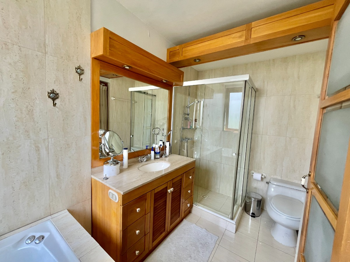 Venta Casa S 5D en suite Walk-in cl&oacute;set 5B 3E 1B Barrio El Golf - Las Condes