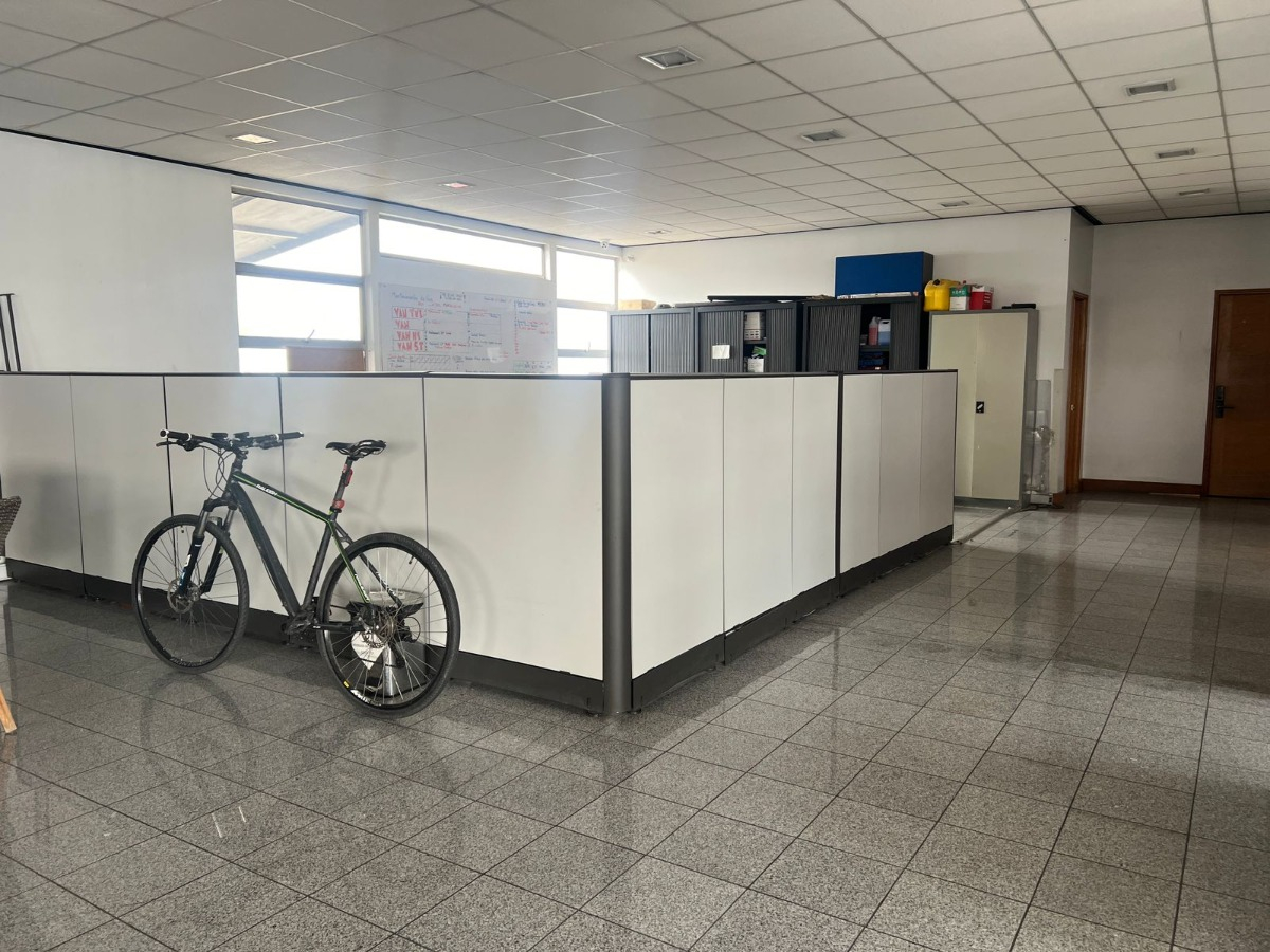 Enea Primera L&iacute;nea, Excelente Vitrina, 4000/292m2