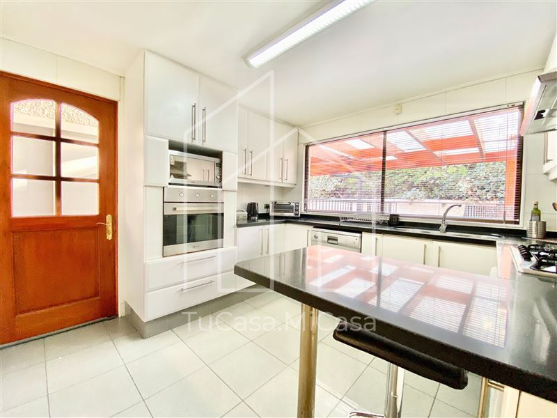 Venta Casa Nor-Oriente 4D en suite Walk-in cl&oacute;set 3B 2E 1B San Carlos de Apoquindo - Las Condes