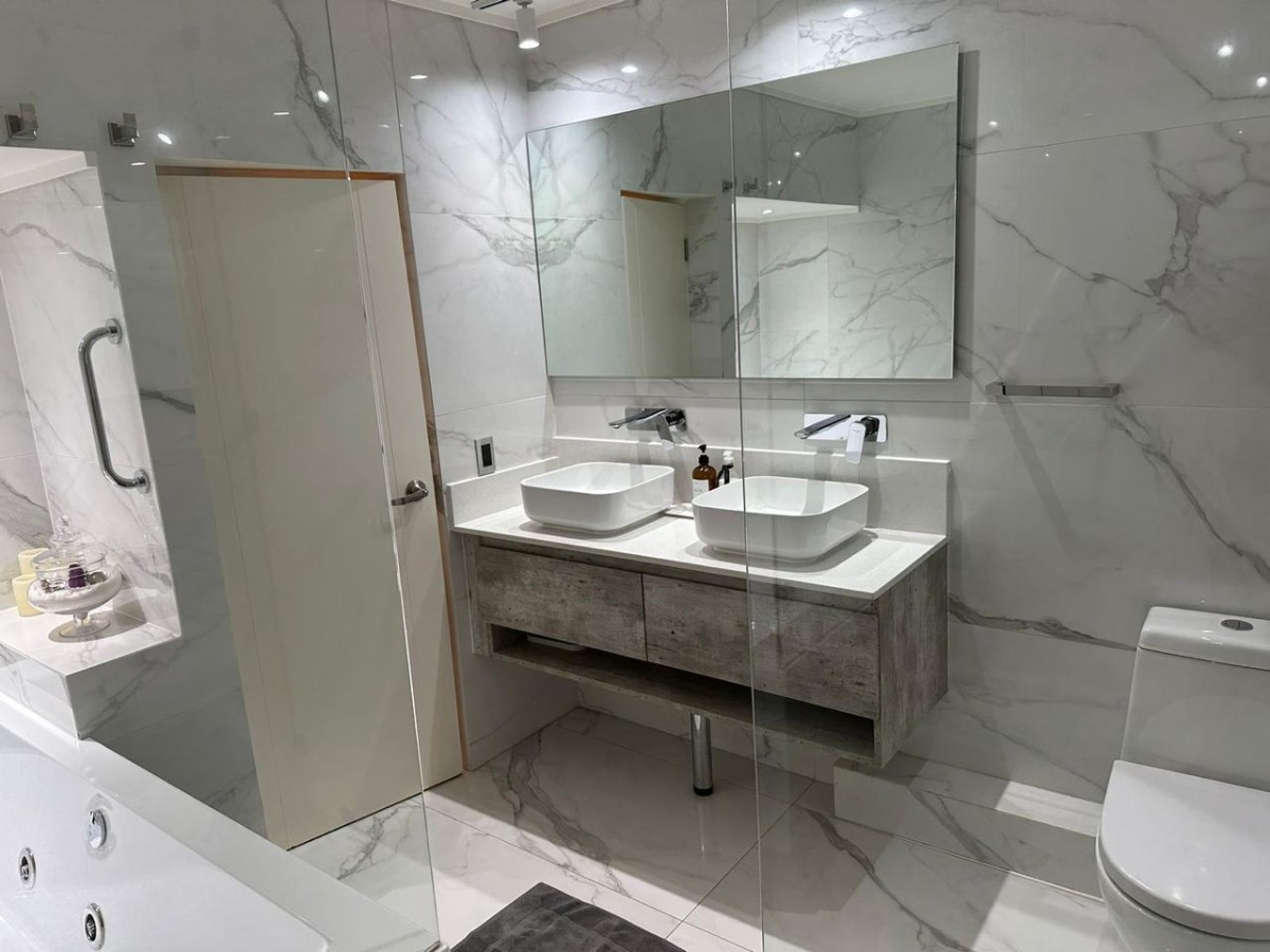 Arriendo Casa 6D en suite Walk-in cl&oacute;set 4B 4E 1B Metro Manquehue - Apumanque - Las Condes