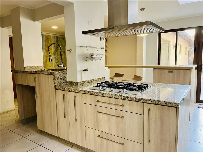 Venta Casa Poniente 5D en suite Walk-in cl&oacute;set 6B 4E 1B El Remanso - Las Condes