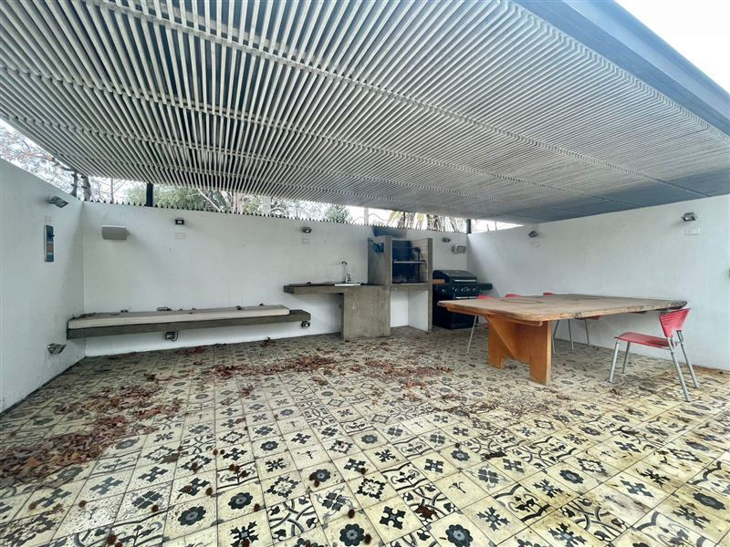 Arriendo Casa NorOriente-Poniente 6D 4B 2E 1B Borde R&iacute;o - Casa Piedra - Vitacura