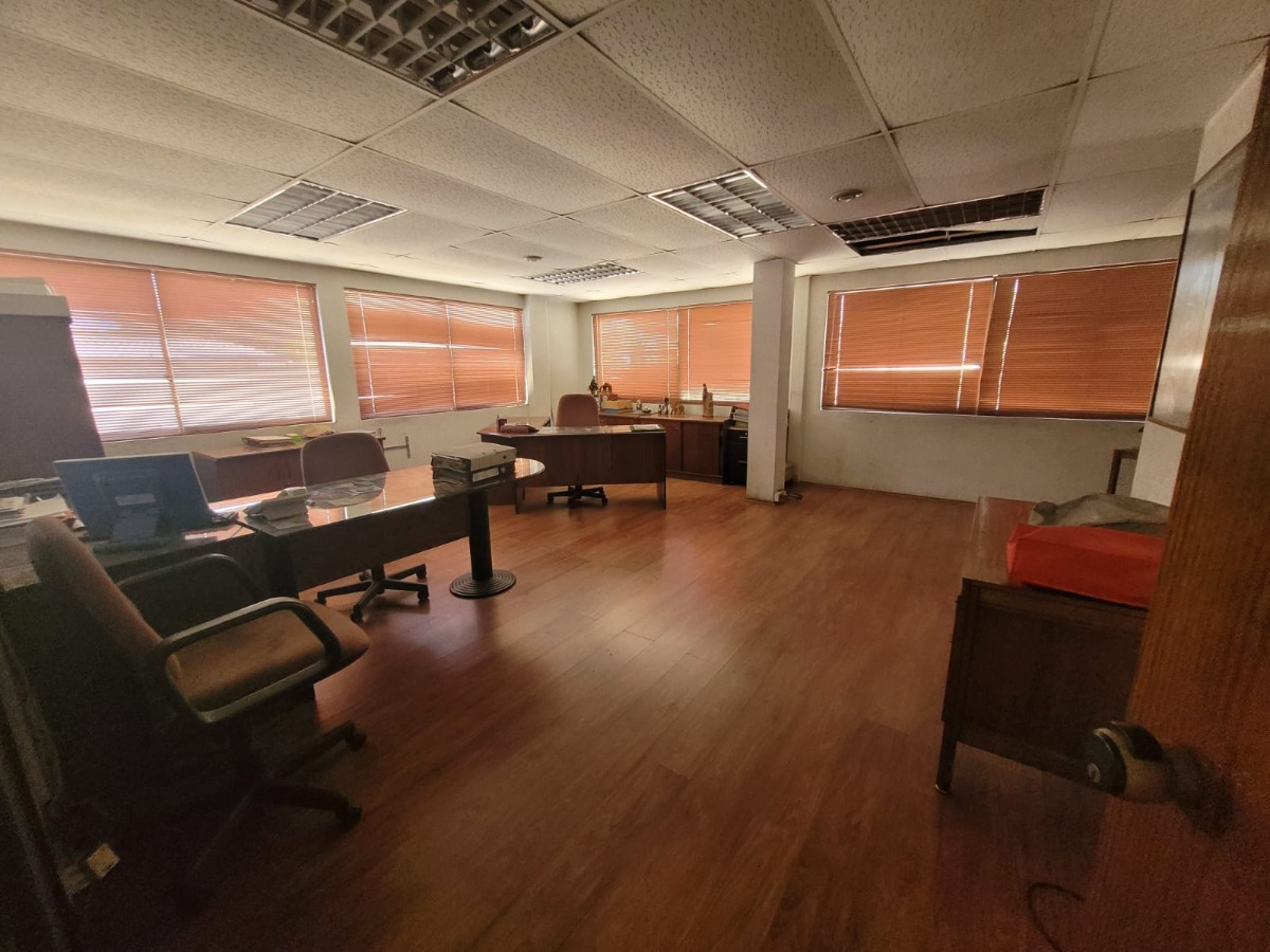 Bodega Industrial Con Edificio De Oficinas De Cuatro Planta.