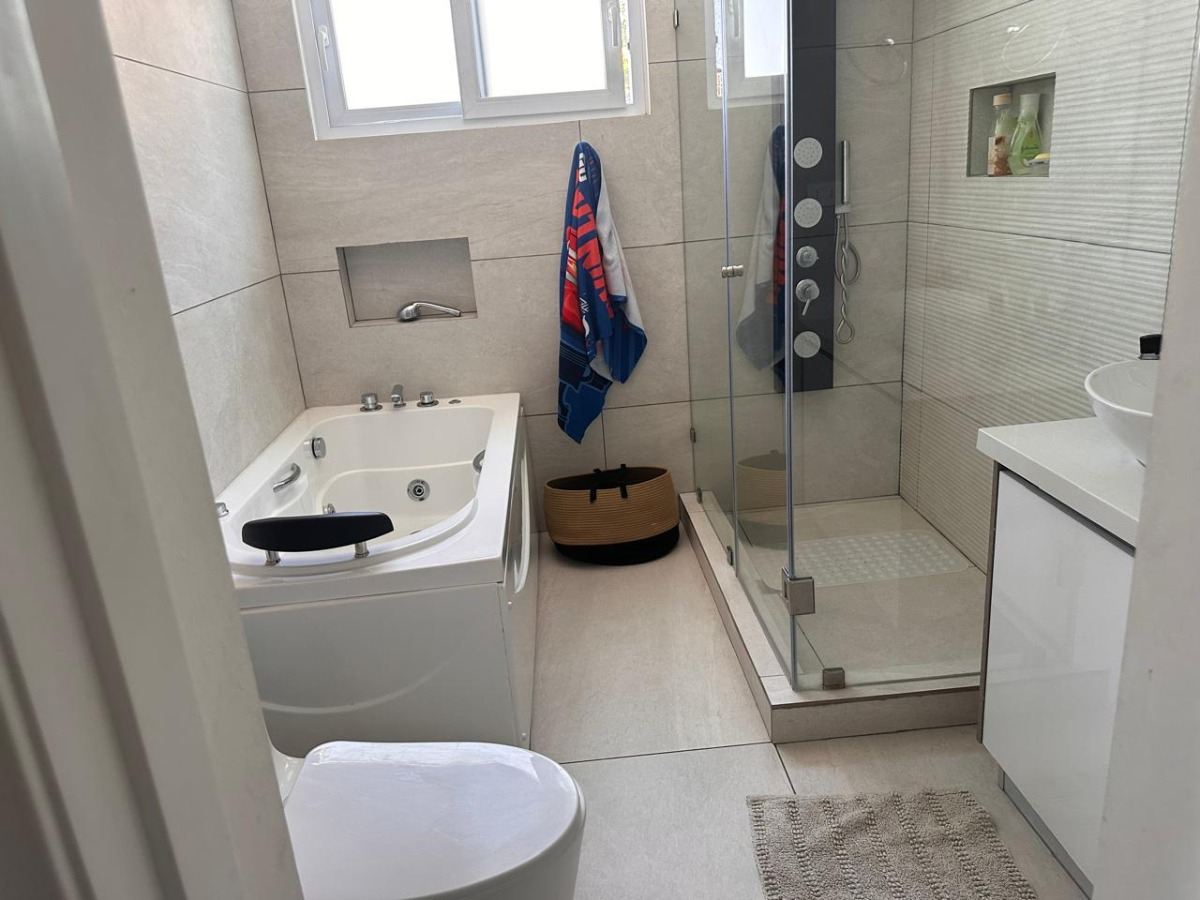 Arriendo Casa NO 4D en suite Walk-in cl&oacute;set 6B 3E 1B Los Dominicos - Las Condes