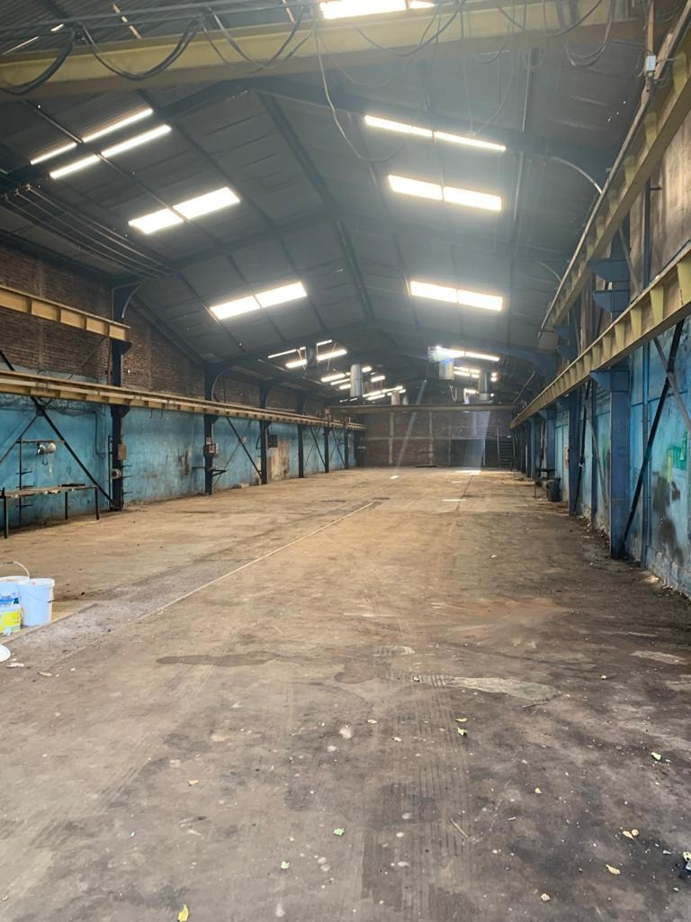 Galp&oacute;n De 600 Con Trif&aacute;sica Y Puente Gr&uacute;a Y 140 De Oficinas