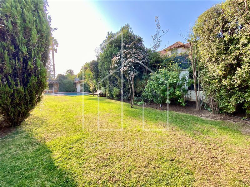 Venta Casa Nor-Oriente 4D en suite Walk-in cl&oacute;set 3B 2E 1B San Carlos de Apoquindo - Las Condes