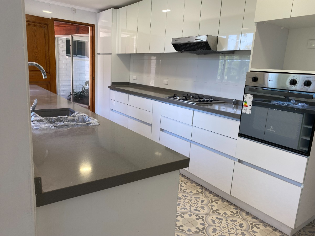 Arriendo Casa 4D en suite Walk-in cl&oacute;set 4B 2E 1B San Carlos de Apoquindo - Las Condes