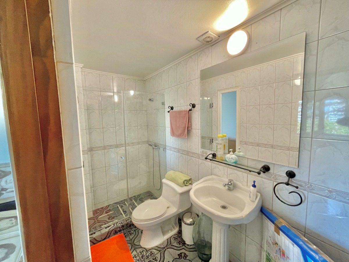 Venta Casa S 5D en suite Walk-in cl&oacute;set 5B 3E 1B Barrio El Golf - Las Condes