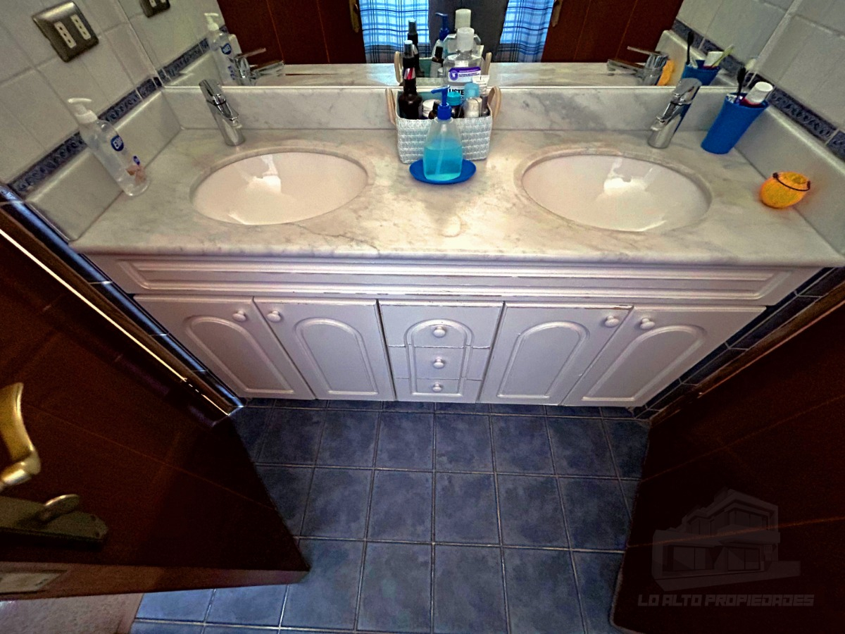 Venta Casa 5D en suite Walk-in cl&oacute;set 4B 4E 1B Metro Sim&oacute;n Bolivar - La Reina