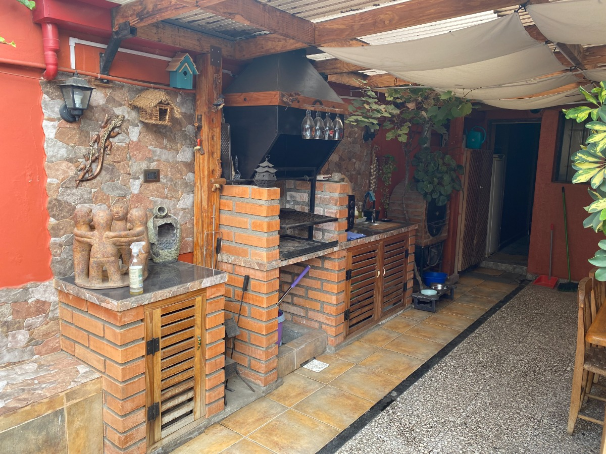 Venta Casa P 4D 2B 2E 1B Rotonda Atenas - Las Condes