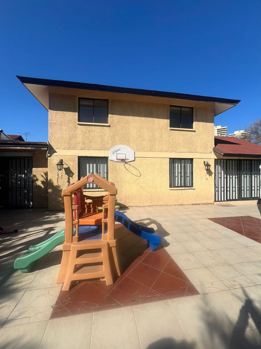 Arriendo Casa 5D en suite 3B 2E 1B Los Dominicos - Las Condes