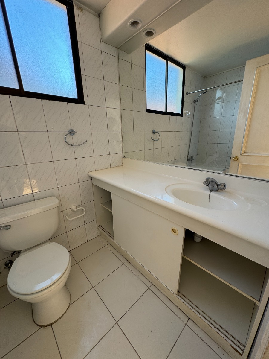 Arriendo Casa NO 4D en suite Walk-in cl&oacute;set 3B 2E San Carlos de Apoquindo - Las Condes